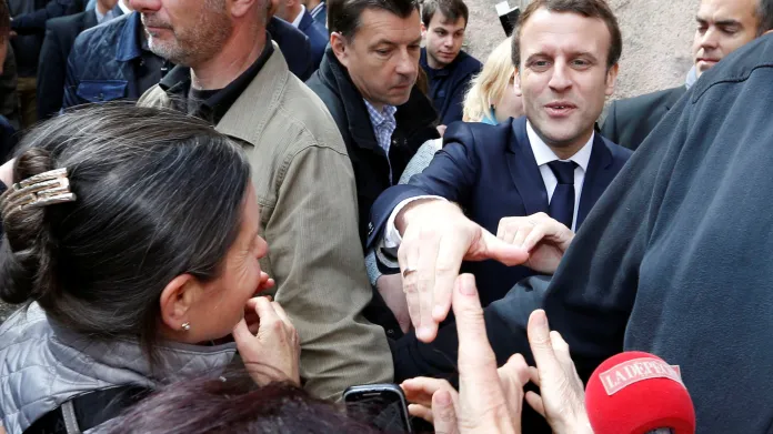 Macron zdraví své příznivce v Rodez