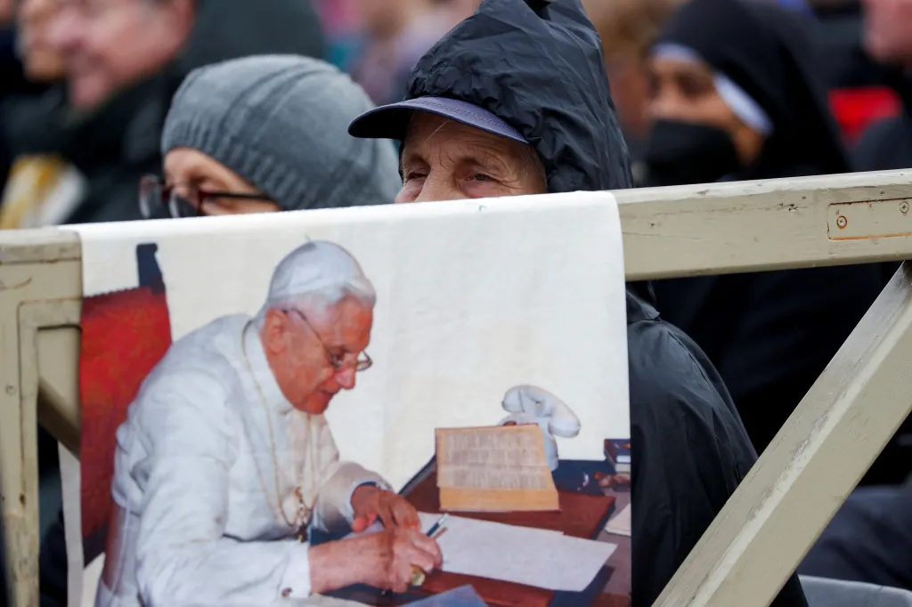 Pohřeb emeritního papeže Benedikta XVI. ve Vatikánu