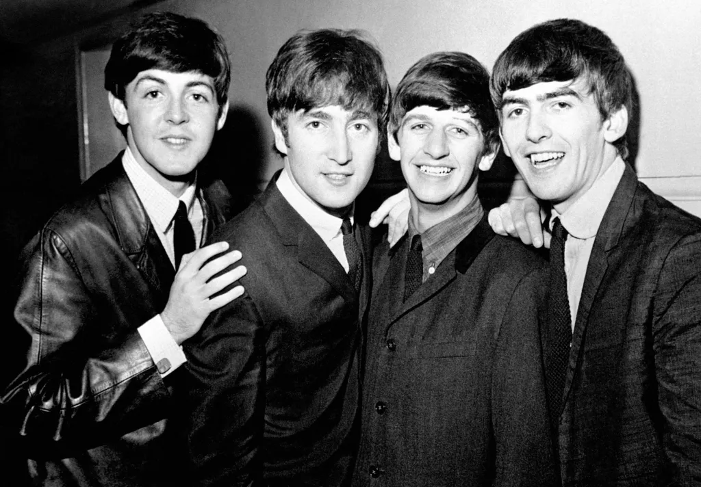 Skupina The Beatles se stala nejúspěšnější kapelou v hudební historii. John Lennon se osobně podílel na vzniku skupiny díky seznámení s Paulem McCartneyem