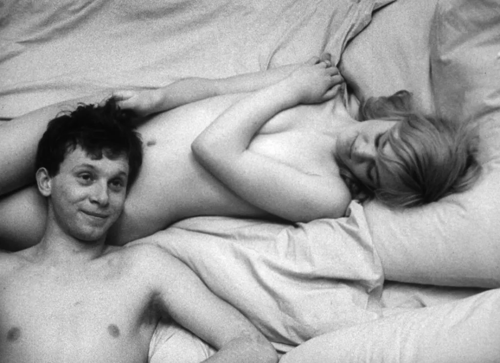 Lásky jedné plavovlásky (1965). „A byli spolu šťastni až do rána…“ Trapný příběh Anduly (Hana Brejchová), která má za to, že v Mildovi z Prahy (opět Pucholt) potkala toho pravého, byl nominován na Oscara