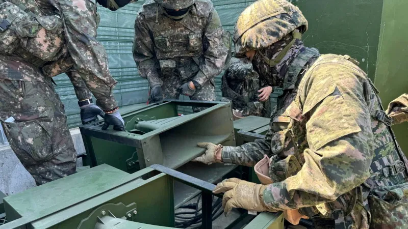 Jihokorejští vojáci pracují na reproduktoru, který je určen pro propagandistické vysílání
