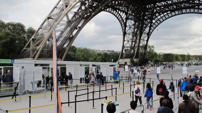 Turisté u Eiffelovy věže