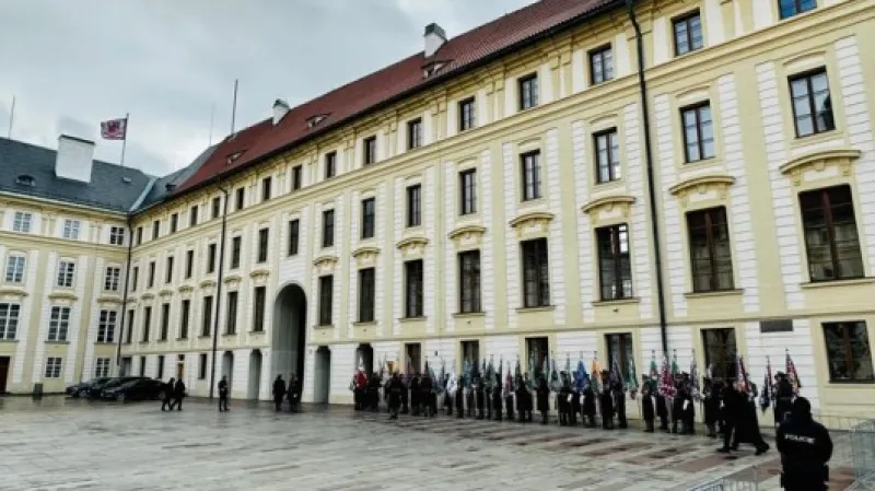 Za přítomnosti nastoupených historických praporů byla nad Hradem vyvěšena prezidentská standarta,,  Autor: Dušan Šulc,  Zdroj: ČT24