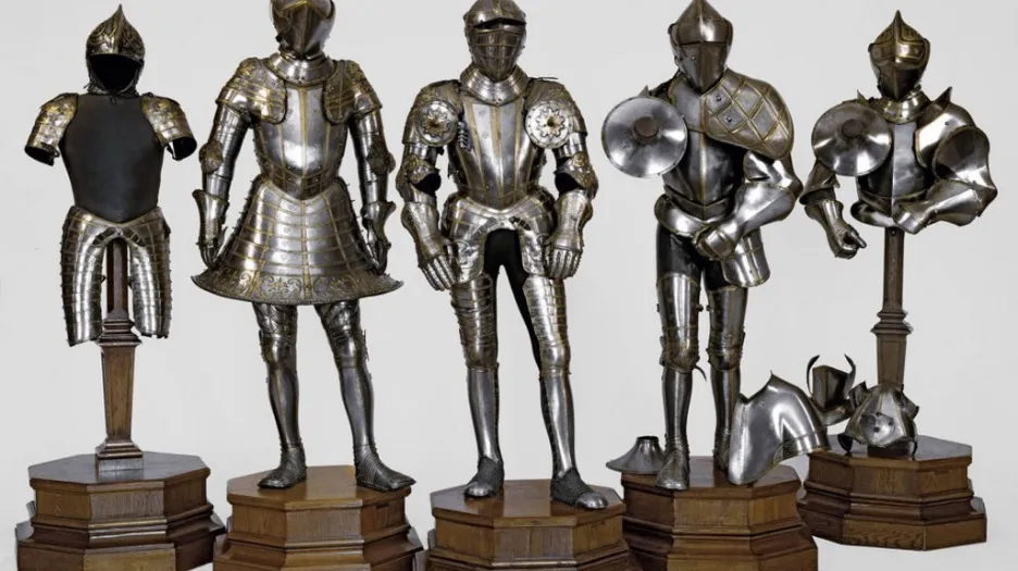Zbroje ze sbírky arcivévody Ferdinanda, uprostřed jeho vlastní zbroj zhotovená v roce 1547 v Innsbrucku