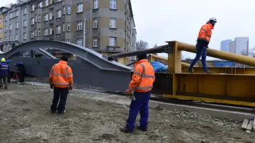 Instalace nového mostu v Olomouci