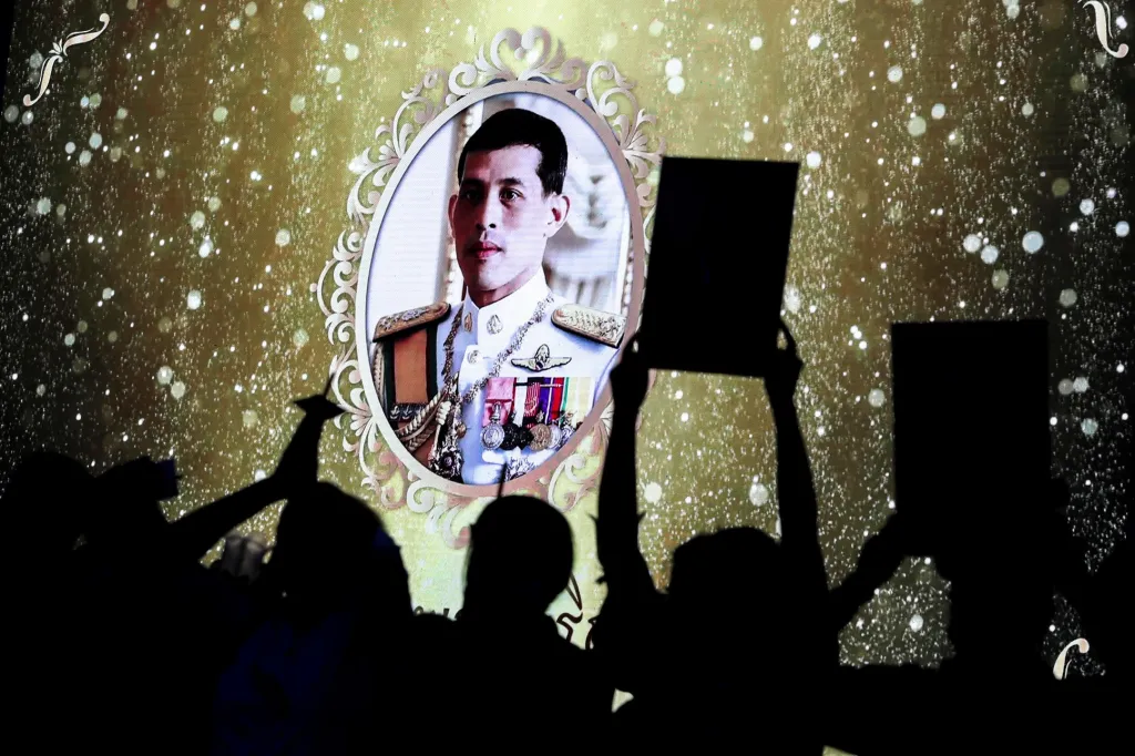 Lidé v ulicích  Bangkoku oslavují šedesáté osmé narozeniny thajského krále Mahá Vatčirálongkóna. Tisíce fanoušků hlavy státu se sešly u  komplexu královských budov, kde králi vzdali hold