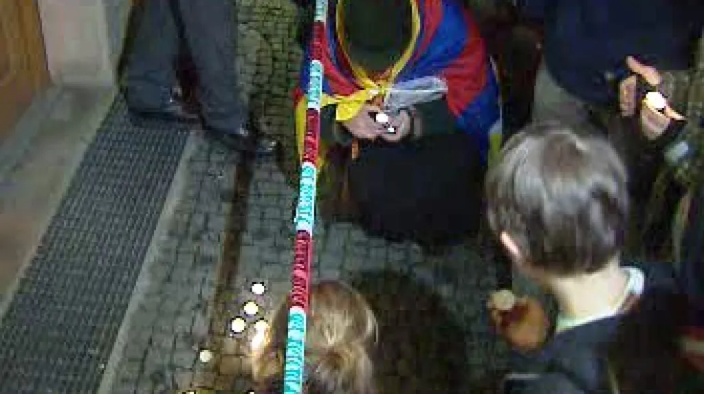 Demostranti zapalují svíčky
