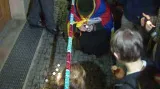 Demostranti zapalují svíčky