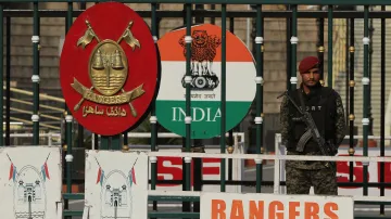 Společné indicko-pákistánské kontrolní stanoviště poblíž Láhauru (14. května 2025)