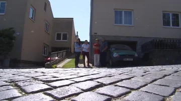 Lidé v Ochozi usilují o výměnu kostek léta