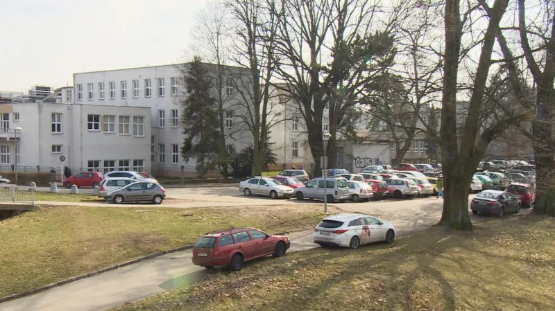 Návštěvníci a zaměstnanci nemocnice parkují, kde se dá