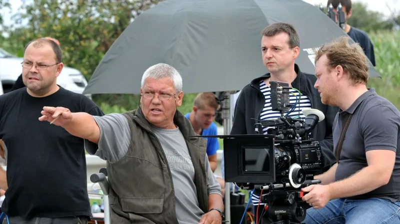 Natáčení Definice lásky (režisér Sebechlebský druhý zprava)