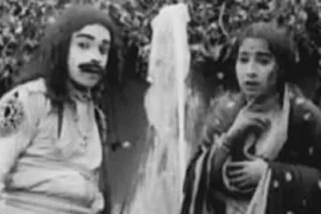 Vteřina dějepisu: Jak muž v ženské roli stvořil nový průmysl?