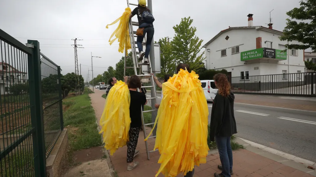 Vyvěšování žlutých stužek na podporu vězněných separatistů