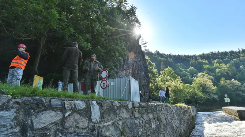 Kvůli sanaci skály je omezen provoz na Vltavě, vodáci projedou pod skálou pouze pět metrů od levého břehu