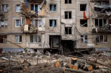 U Kyjeva se našel další masový hrob. Rusové nastražují miny v domácnostech i autech