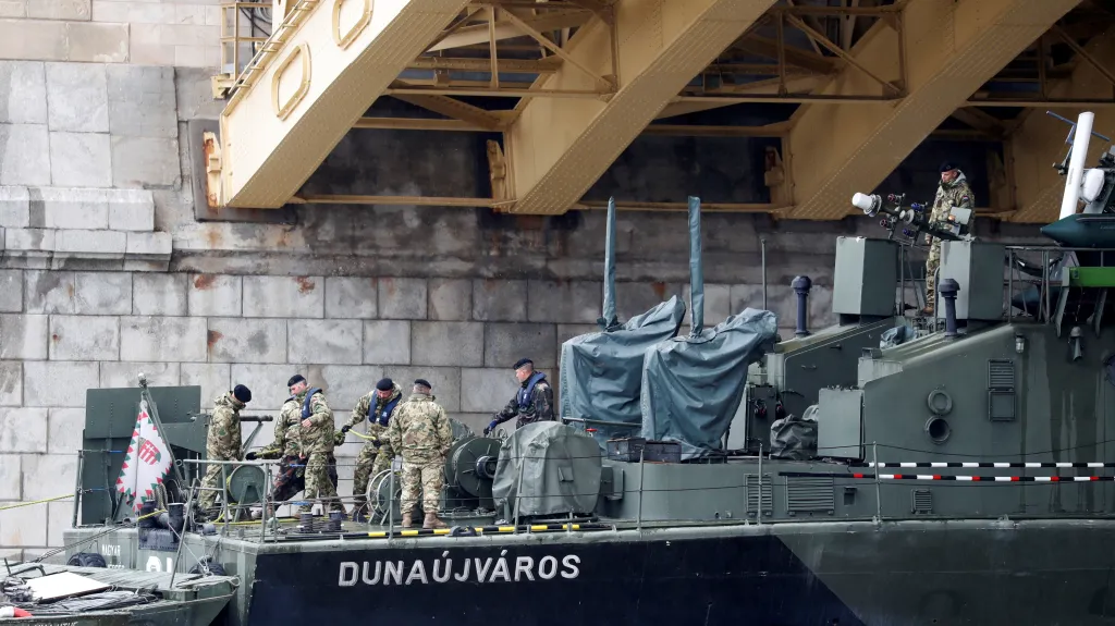 Vojenská loď u Markétina mostu v Budapešti, kde skončil vrak výletní lodi
