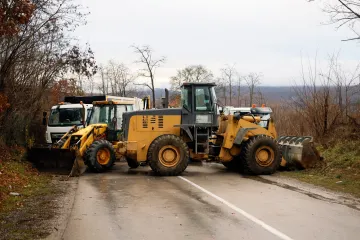 Srbové žijící na severu Kosova pokračovali v protestu. Vučić vyzval k zachování míru