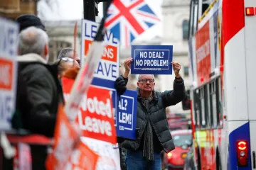 Šest scénářů brexitu. Poslanci řeknou, zda jim dohoda vyhovuje. Nebo Mayovou potopí