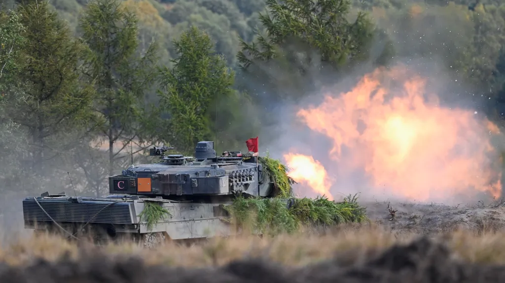 Tank Leopard 2 na vojenské základně v německém Bergenu