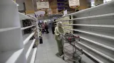 Lidé sužovaní krizí ve venezuelském Caracasu hledají v regálech supermarketů poslední zbytky zásob.