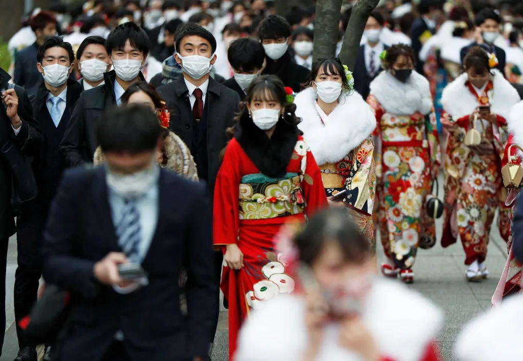 Mladí Japonci během státního svátku Dne dospělosti oslavují v ulicích města Jokohama