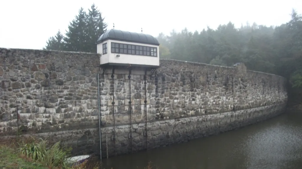 Hráz Jevišovické přehrady při vypouštění vody