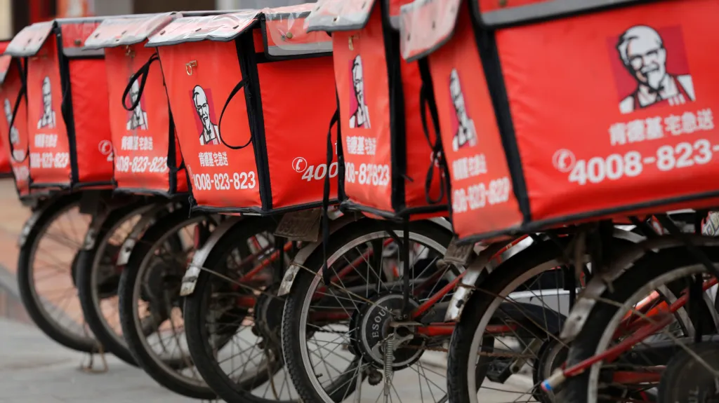 Kola pro rozvoz jídla před pobočkou KFC v Pekingu