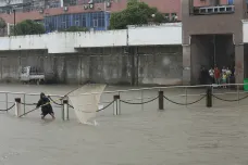 Východ Číny se potýká se záplavami. Vzniklé škody se odhadují na stovky milionů dolarů