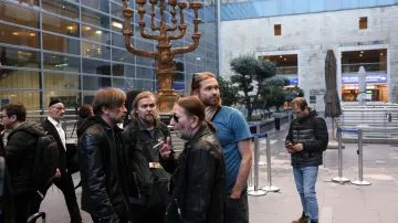 Členové kapely Bi-2 po příletu do Izraele