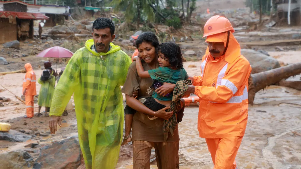 Záchranáři pomáhají obyvatelům zasaženého státu Kérala
