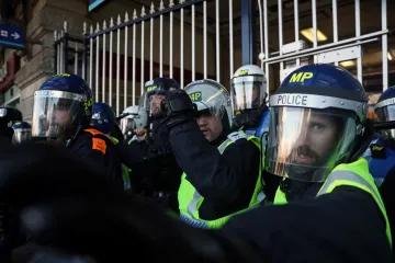 V Paříži tisíce lidí manifestovaly proti rasismu, v Londýně demonstrovala krajní pravice
