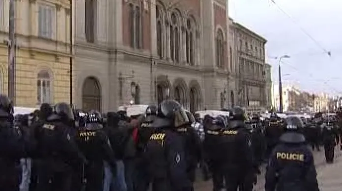 Policie dohlíží na poklidný průběh pochodu neonacistů v kritickém místě před Velkou synagogou v Plzni.
