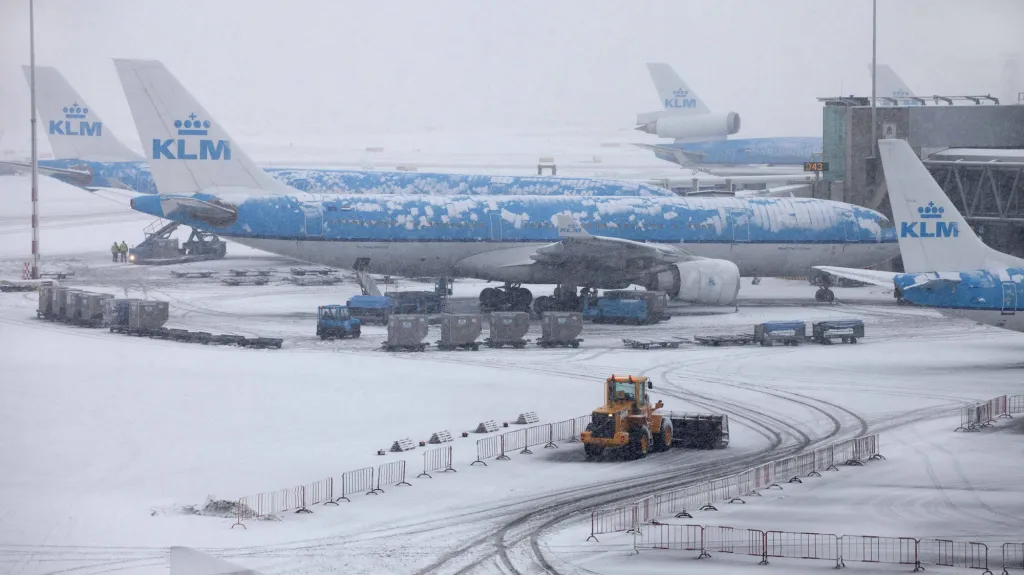 Zasněžené letiště v Amsterodamu
