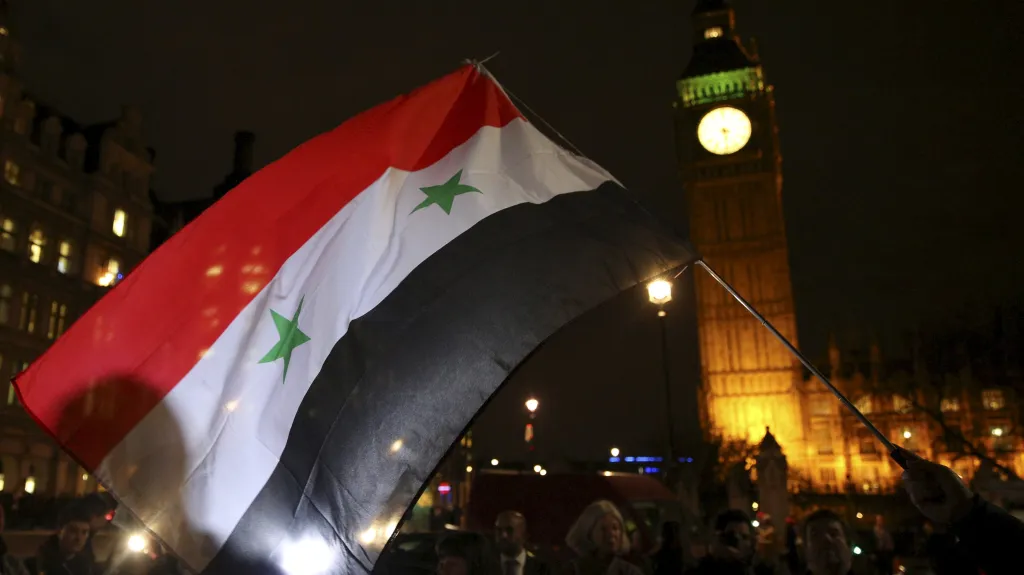 Britové před parlamentem demonstrovali proti náletům v Sýrii