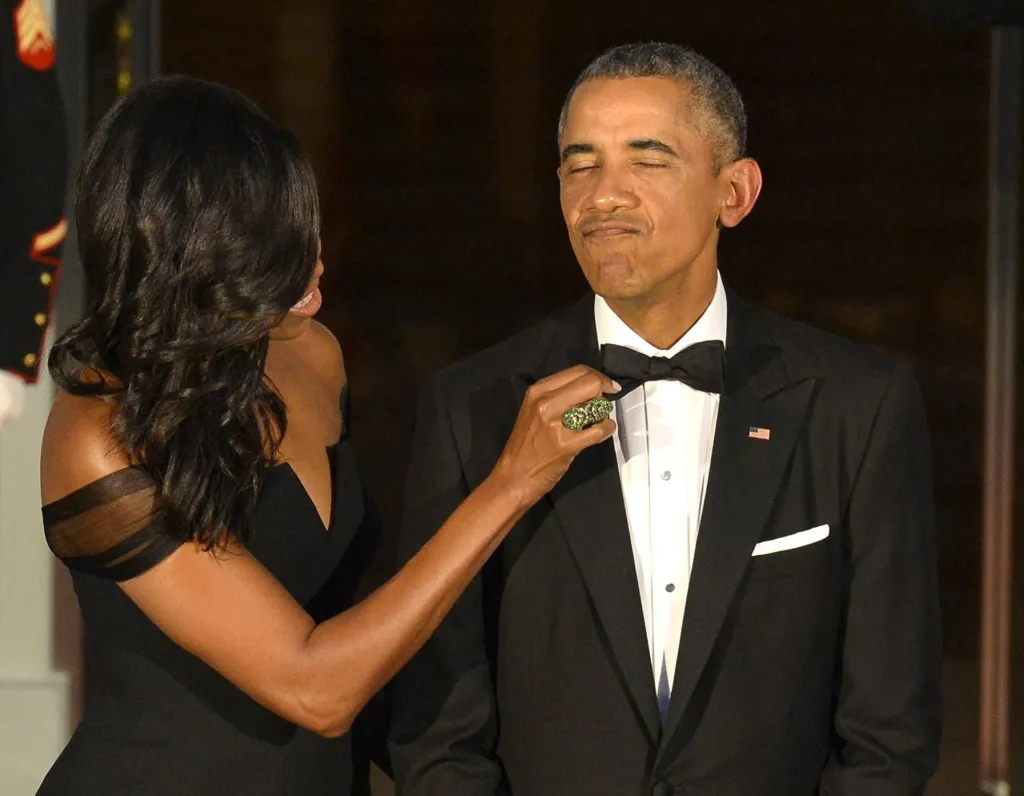 Tehdejšího prezidenta USA Baracka Obamu upravuje první dáma Michelle Obamová, když čekají na příchod čínského prezidenta Si Ťin-pchinga a jeho manželky Peng Liyuan na státní večeři v Bílém domě ve Washingtonu. 25. září 2015