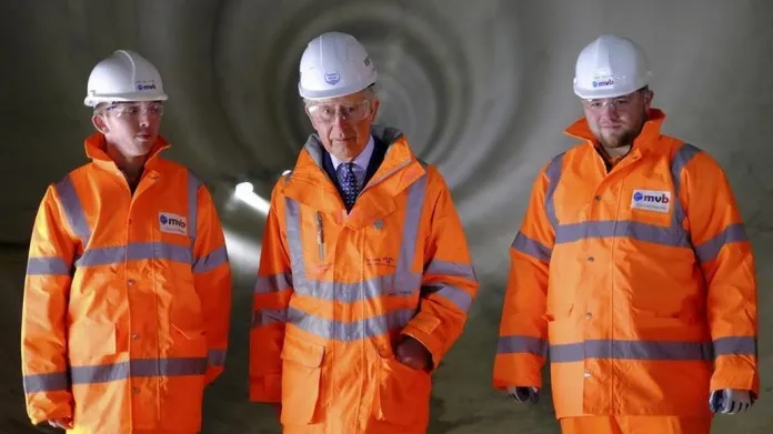 Stavbu nového tunelu si přišel loni v únoru prohlédnout i princ Charles