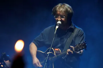 „Umírají děti kvůli napoleonským plánům našeho dalšího Caesara.“ Slavného ruského zpěváka stíhá policie