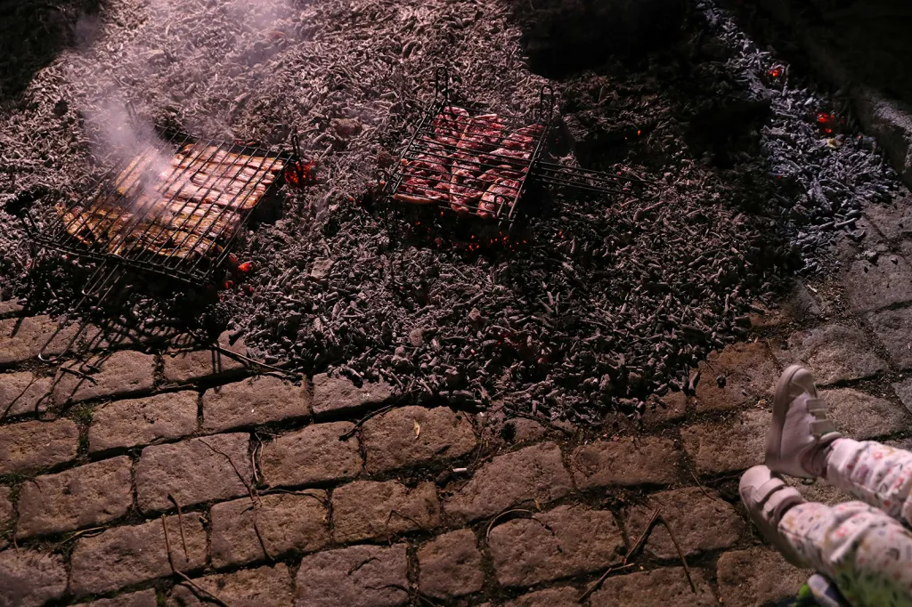 Po skončení obřadu se na ohních a žhavých uhlících griluje maso