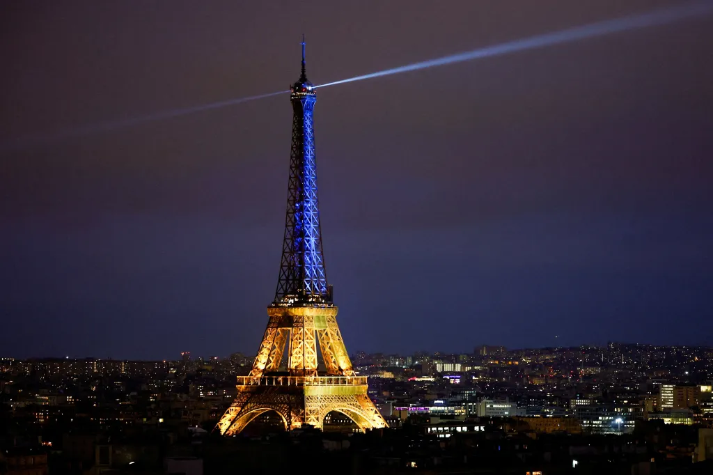 Pařížská Eiffelova věž osvícená do ukrajinských barev
