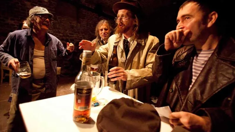 Bohumil Hrabal / Příliš hlučná samota - Divadlo U stolu. Režie: Ivo Krobot. Divadlo Husa na provázku.