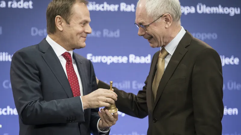 Tusk převzal od Rompuye kromě funkce i tradiční zvoneček