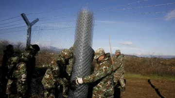 Makedonští vojáci staví plot na hranici s Řeckem