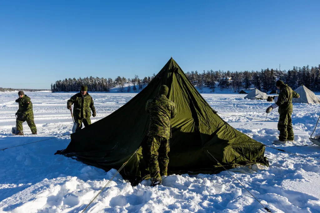 Cvičení kanadských jednotek v Arktidě
