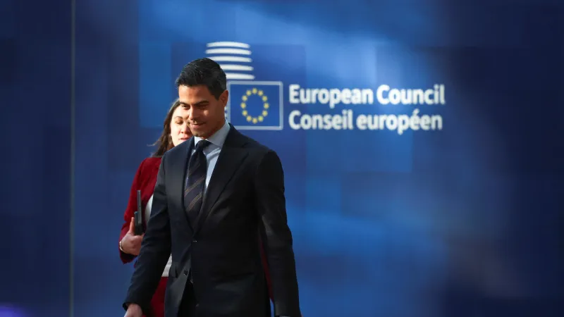 Nizozemský premiér Rob Jetten přijíždí na summit představitelů Evropské unie v Bruselu