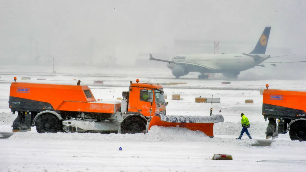Sníh působí problémy na letišti ve Frankfurtu nad Mohanem