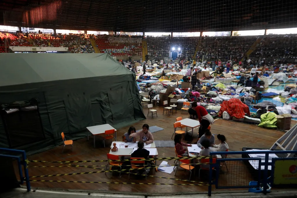 Obyvatelé města Sao Leopoldo našli úkryt ve velké tělocvičně