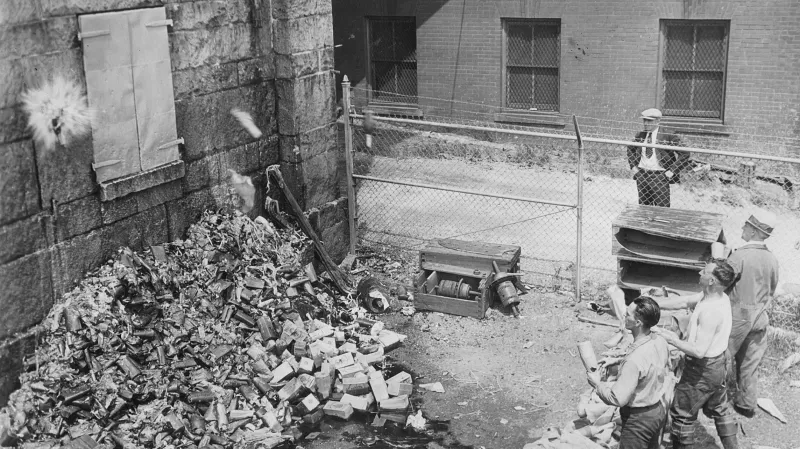 Likvidace lahví alkoholu během prohibice