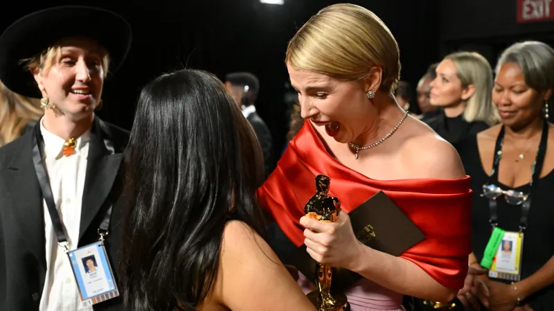 Jessie Buckleyová v zákulisí po převzetí Oscara