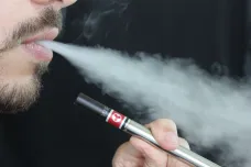 Tabák kouří čtvrtina populace, u mladých vedou sáčky a e-cigarety, ukázal průzkum